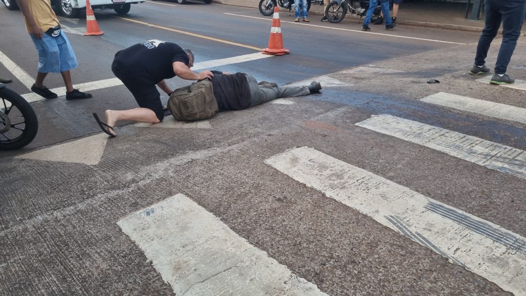 Segundo acidente é registrado no mesmo local no Bairro Santa Cruz devido a óleo na pista Segundo acidente é registrado no mesmo local no Bairro Santa Cruz devido a óleo na pista