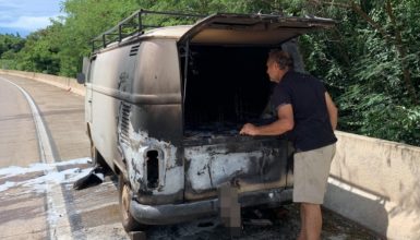 Imagem referente a Kombi pega fogo na BR 163 em Lindoeste