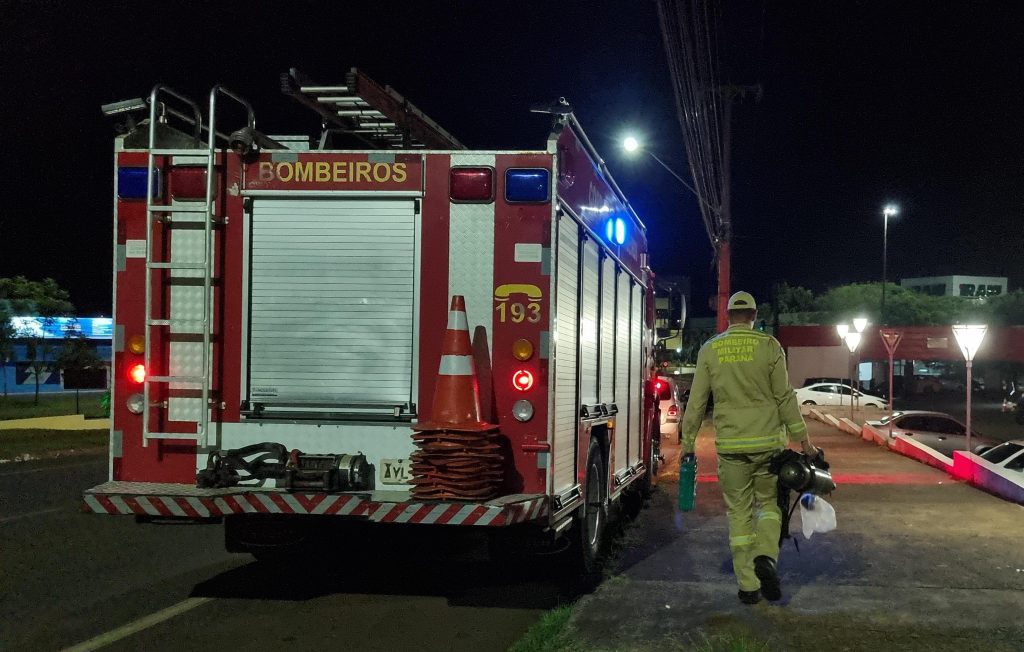 Bombeiros removem anel preso em dedo de jovem na UPA Tancredo