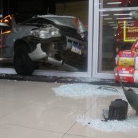 Imagem referente a Condutor bate contra farmácia e abandona família ferida no carro