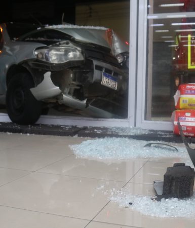 Imagem referente a Condutor bate contra farmácia e abandona família ferida no carro