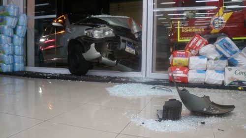 Imagem referente a Condutor bate contra farmácia e abandona família ferida no carro