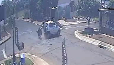 Imagem referente a Outro ângulo: Câmera flagra acidente que deixou motociclista ferido no Jardim Clarito