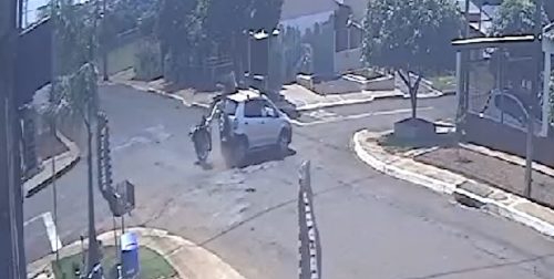 Imagem referente a Outro ângulo: Câmera flagra acidente que deixou motociclista ferido no Jardim Clarito