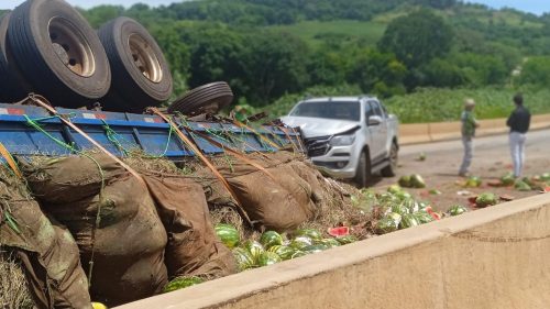 Imagem referente a Caminhão carregado com melancias tomba na BR-163 e causa engavetamento