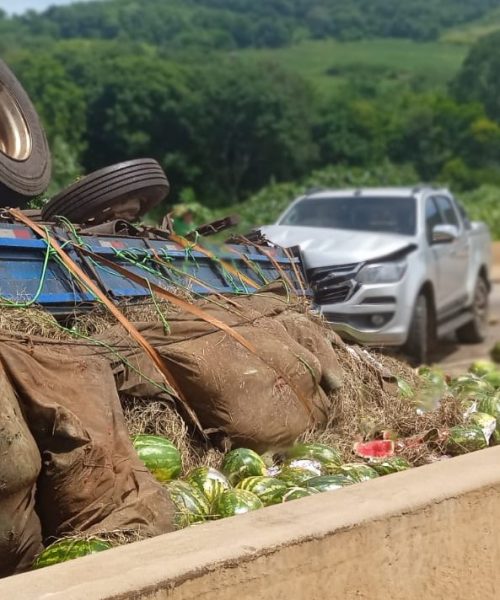 Imagem referente a Caminhão carregado com melancias tomba na BR-163 e causa engavetamento