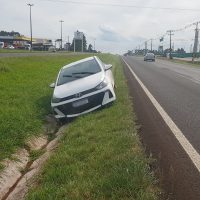 Imagem referente a HB20 sai da pista e quase invade a contramão na BR-277, em Cascavel