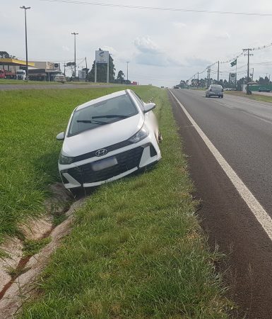 Imagem referente a HB20 sai da pista e quase invade a contramão na BR-277, em Cascavel