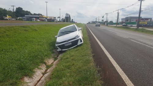 Imagem referente a HB20 sai da pista e quase invade a contramão na BR-277, em Cascavel