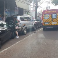 Imagem referente a Homem passa mal dirigindo Ônix e atinge Toyota e Mercedes na Rua Paraná