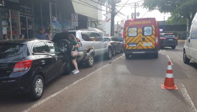 Imagem referente a Homem passa mal dirigindo Ônix e atinge Toyota e Mercedes na Rua Paraná