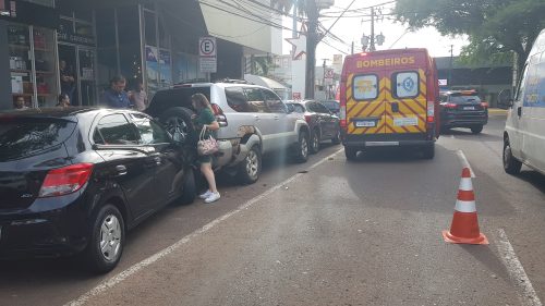 Imagem referente a Homem passa mal dirigindo Ônix e atinge Toyota e Mercedes na Rua Paraná