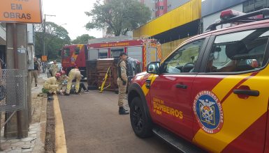 Imagem referente a Mulher é atropelada e fica presa embaixo de veículo; populares tombam carro para resgatá-la