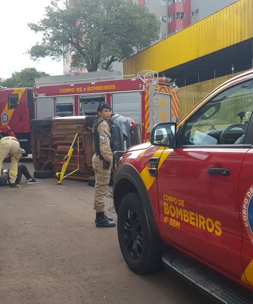 Imagem referente a Mulher é atropelada e fica presa embaixo de veículo; populares tombam carro para resgatá-la