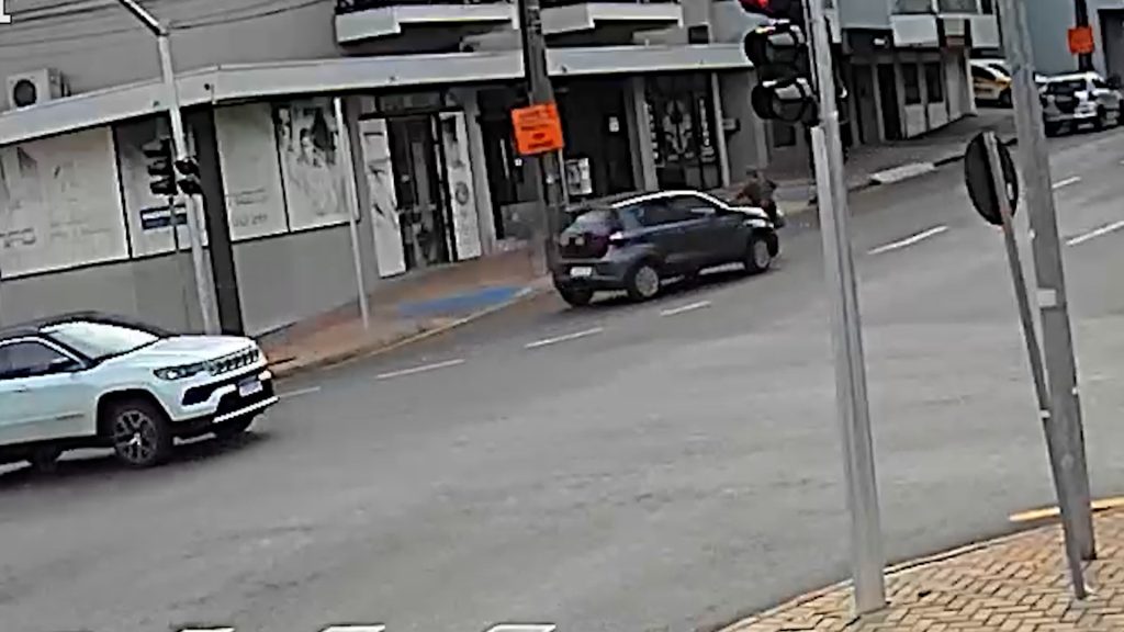 Por outro ângulo, imagem flagra idosa sendo atropelada na Rua São Paulo Por outro ângulo, imagem flagra idosa sendo atropelada na Rua São Paulo