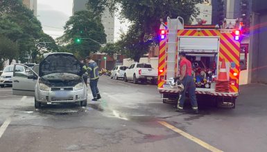 Imagem referente a Motor de Ford Fiesta é consumido pelo fogo no Centro de Cascavel