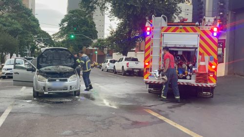 Imagem referente a Motor de Ford Fiesta é consumido pelo fogo no Centro de Cascavel