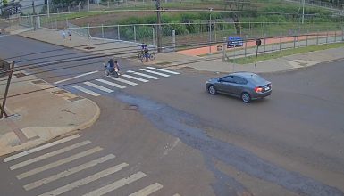 Imagem referente a Vídeo mostra criança sendo atropelada no Bairro Santa Felicidade; moradores pedem lombada