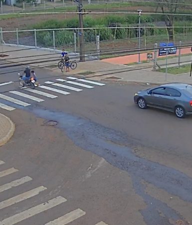 Imagem referente a Vídeo mostra criança sendo atropelada no Bairro Santa Felicidade; moradores pedem lombada