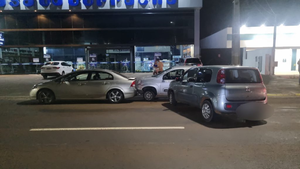 Fiat Uno bate contra outro Uno estacionado que é arremessado contra Civic na Av. Brasil Fiat Uno bate contra outro Uno estacionado que é arremessado contra Civic na Av. Brasil