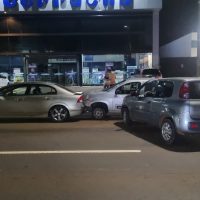 Imagem referente a Fiat Uno bate contra outro Uno estacionado que é arremessado contra Civic na Av. Brasil