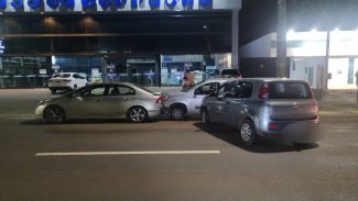 Fiat Uno bate contra outro Uno estacionado que é arremessado contra Civic na Av. Brasil