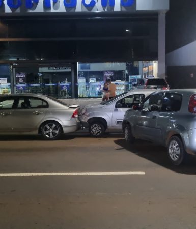 Imagem referente a Fiat Uno bate contra outro Uno estacionado que é arremessado contra Civic na Av. Brasil