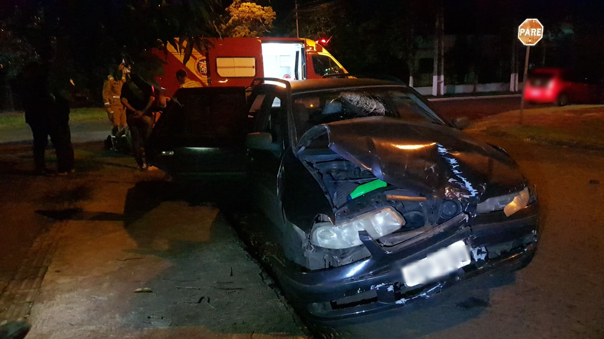 Condutora fica ferida após acidente entre Parati e Fox no Nova Cidade