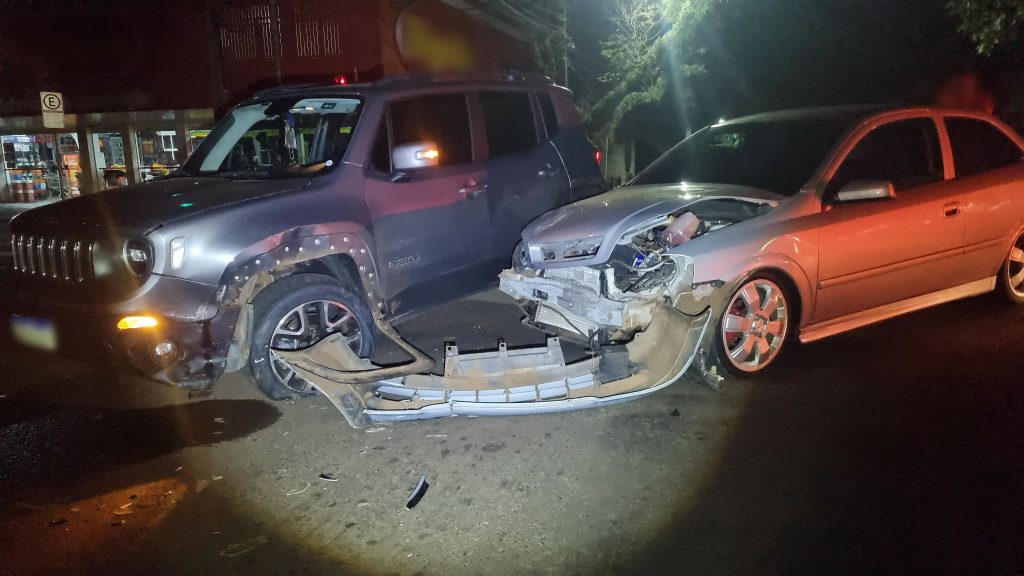 Forte colisão entre Jeep e Astra é registrada no centro de Cascavel