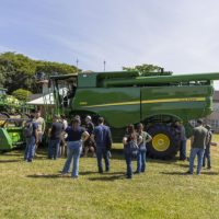 Imagem referente a Máquinas agrícolas permitem aos alunos da UEM imersão em inovação tecnológica