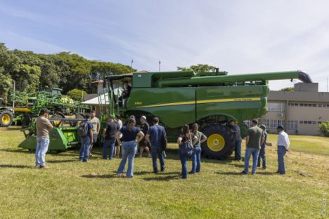 Imagem referente a Máquinas agrícolas permitem aos alunos da UEM imersão em inovação tecnológica