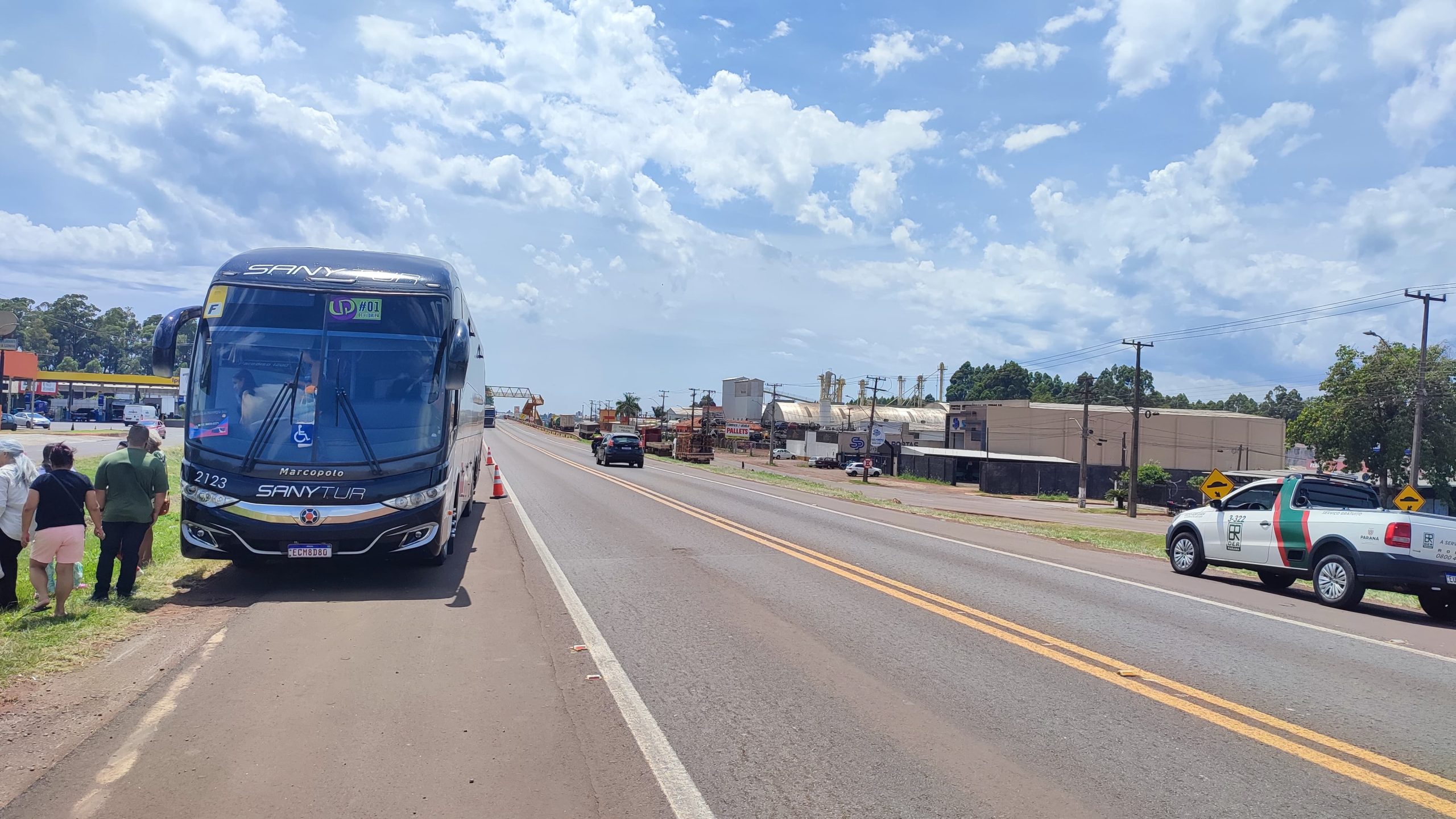 Ônibus estraga na BR-277 e DER é acionado para sinalizar perímetro Ônibus estraga na BR-277 e DER é acionado para sinalizar perímetro