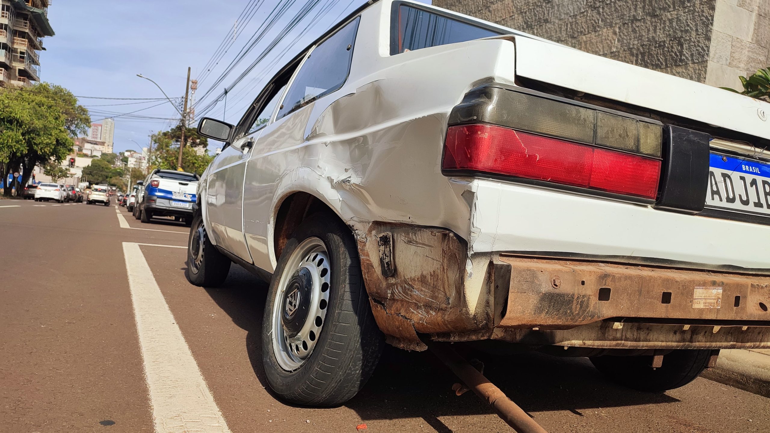 Batida entre Toyota e Voyage interrompe trânsito no Centro de Cascavel Batida entre Toyota e Voyage interrompe trânsito no Centro de Cascavel