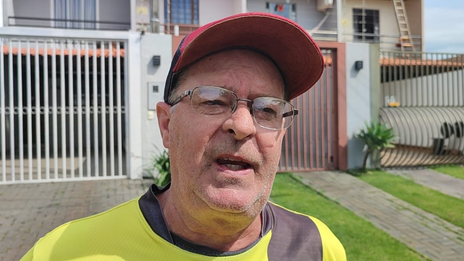 Dono de residência fala sobre ataque de abelhas durante instalação de antena Dono de residência fala sobre ataque de abelhas durante instalação de antena