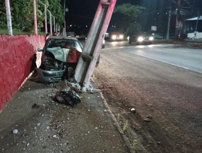 Imagem referente a Colisão violenta: jovem de 25 anos perde controle do carro e bate em poste