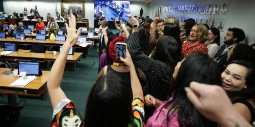 Imagem referente a Sob protestos, CCJ da Câmara aprova PEC que proíbe aborto legal