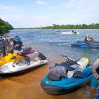 Imagem referente a Jetskis descem o Rio Paraná com destino à Internacional Boat Show de Foz do Iguaçu