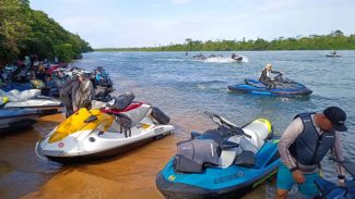 Jetskis descem o Rio Paraná com destino à Internacional Boat Show de Foz do Iguaçu