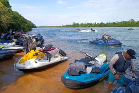 Imagem referente a Jetskis descem o Rio Paraná com destino à Internacional Boat Show de Foz do Iguaçu