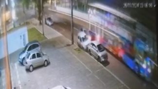 Vídeo mostra Uno tomando fechada de 
