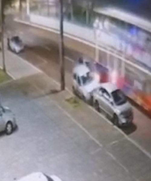 Imagem referente a Vídeo mostra Uno tomando fechada de “Carreta da Alegria” antes de colidir com carro estacionado