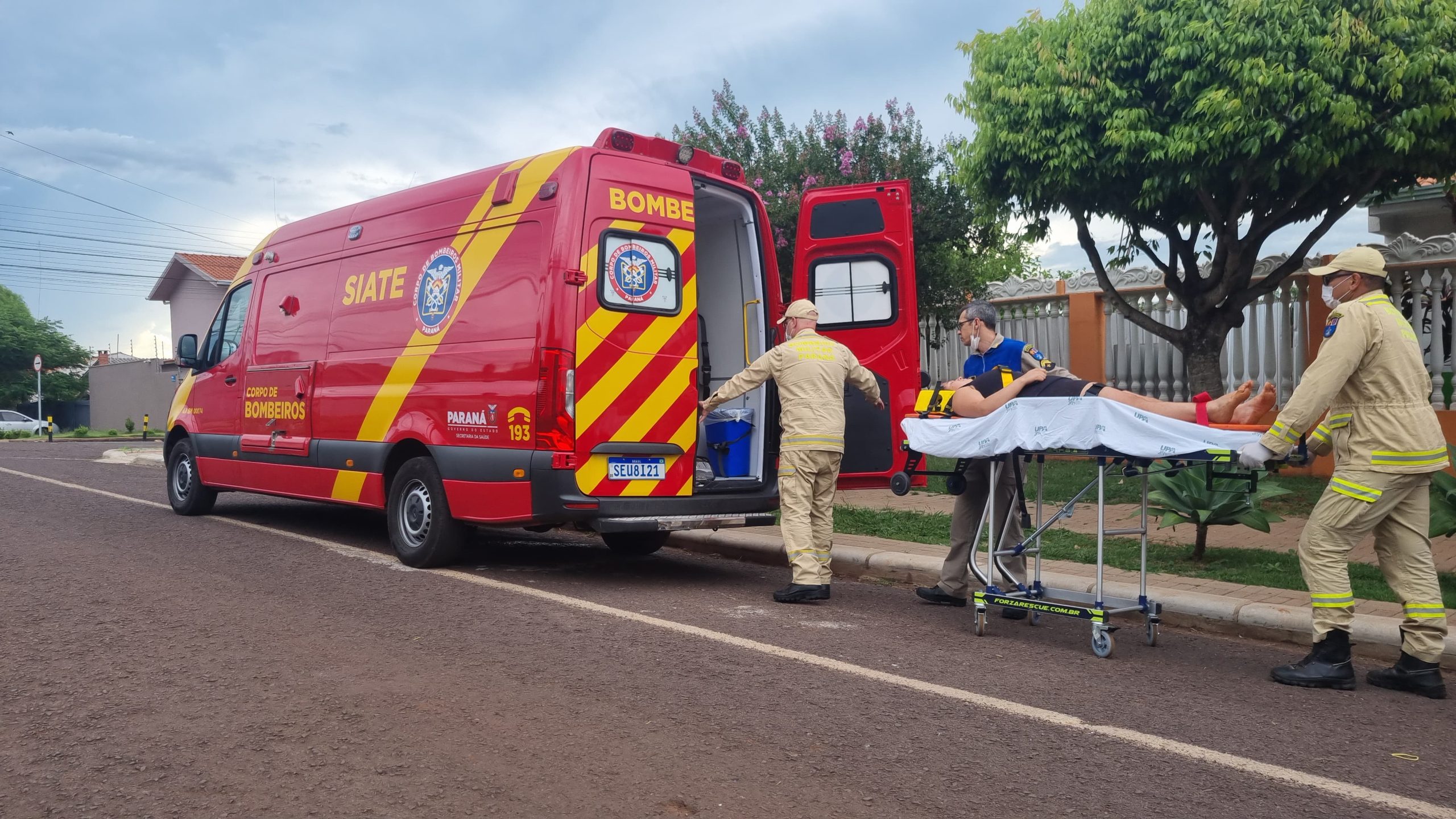 Mulher cai em piscina vazia e é socorrida pelo Siate
