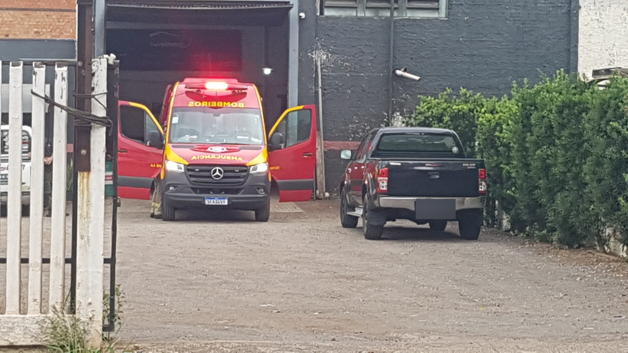 Carro cai de prancha e atinge trabalhador no Pacaembu