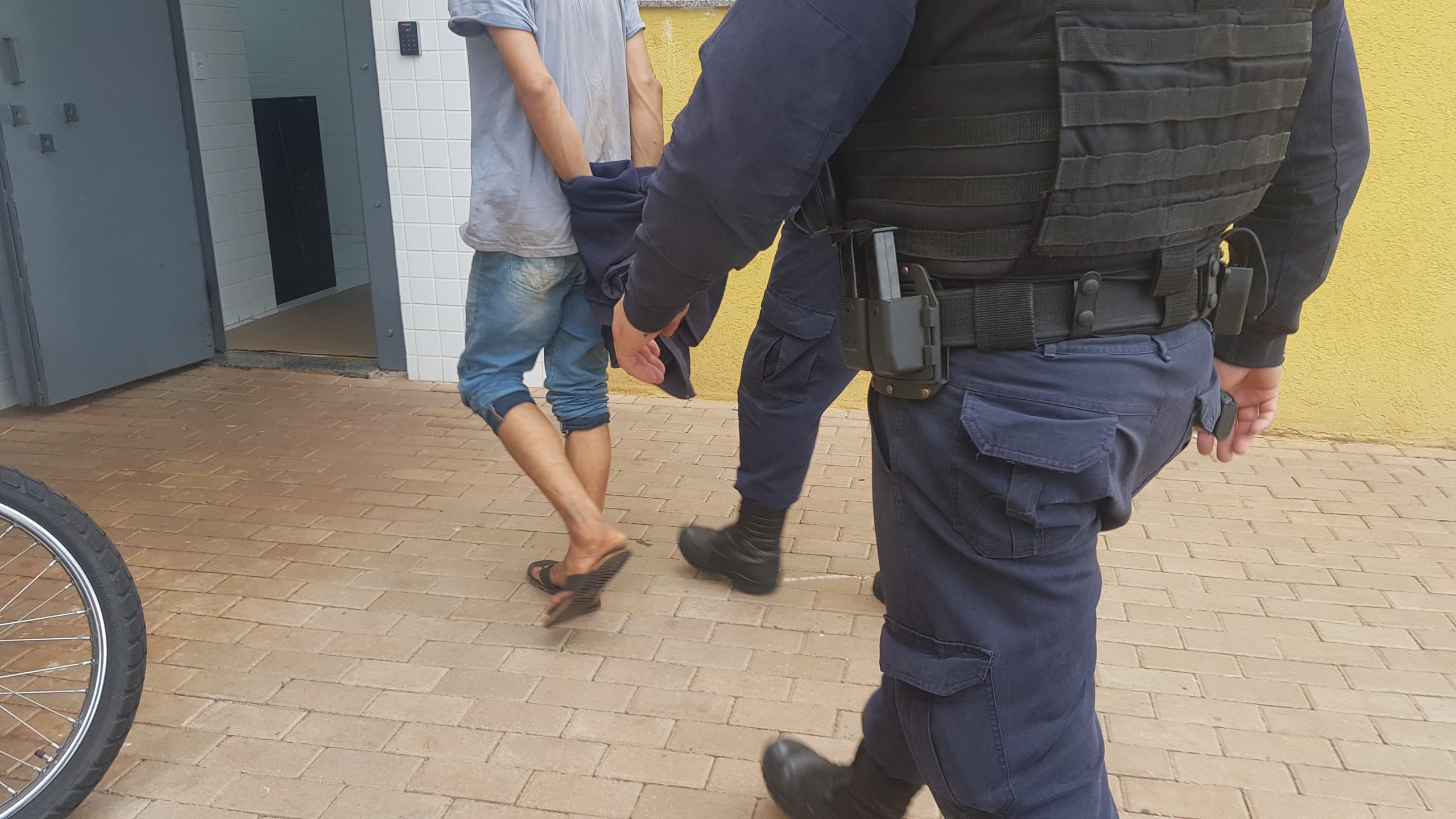 Suspeito de furto é detido por populares e entregue à Guarda Municipal