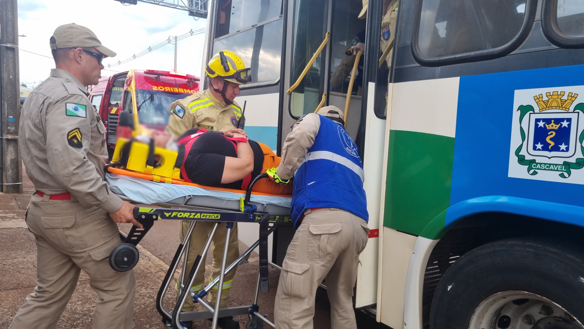 Mulher fica ferida ao cair dentro do ônibus no Brasmadeira