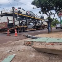 Imagem referente a Caminhão-cegonha derruba poste e causa transtorno na Avenida Tito Muffato