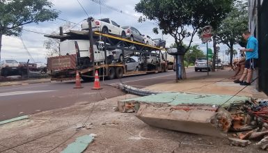 Imagem referente a Caminhão-cegonha derruba poste e causa transtorno na Avenida Tito Muffato