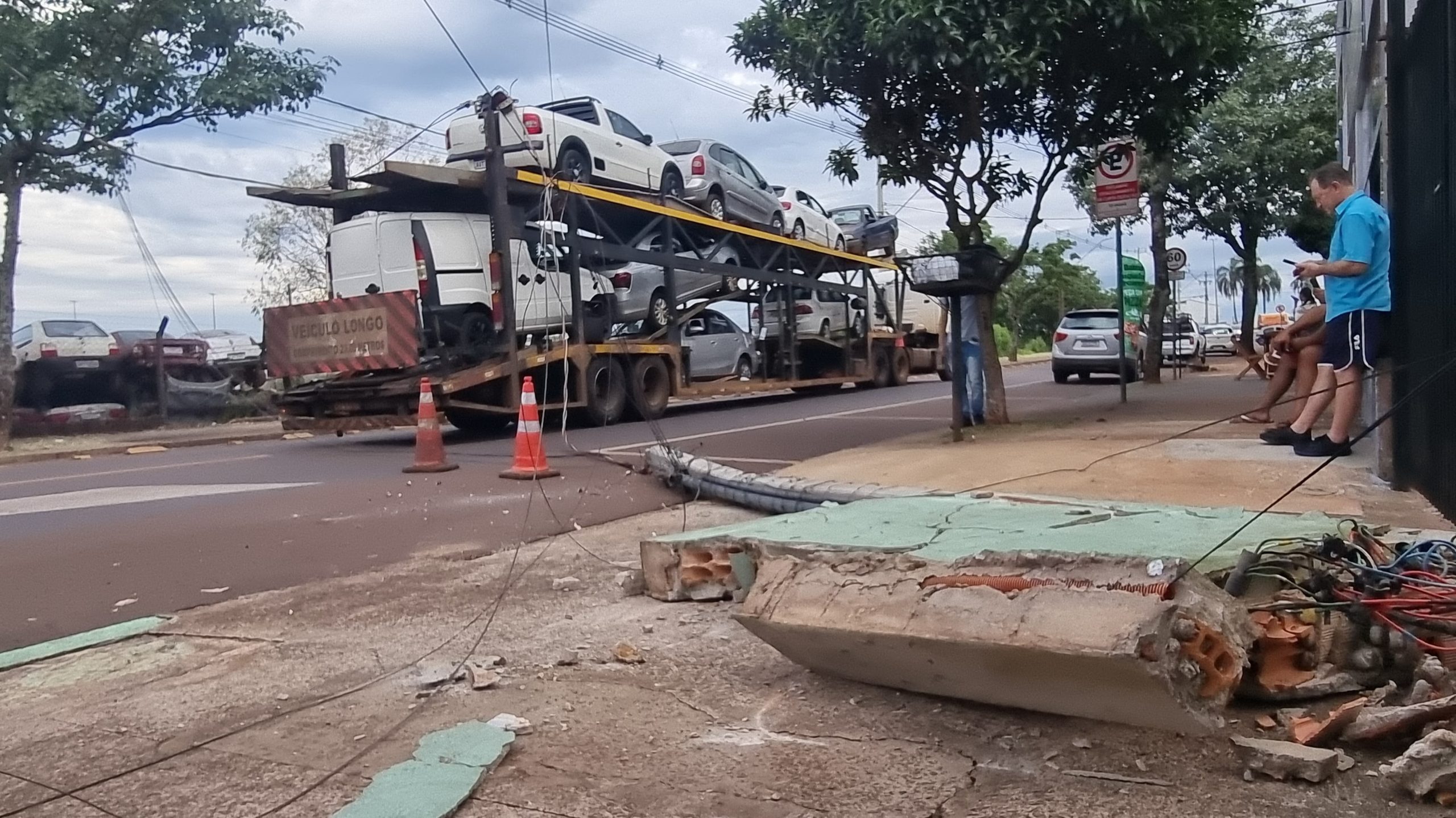 Caminhão-cegonha derruba poste e causa transtorno na Avenida Tito Muffato