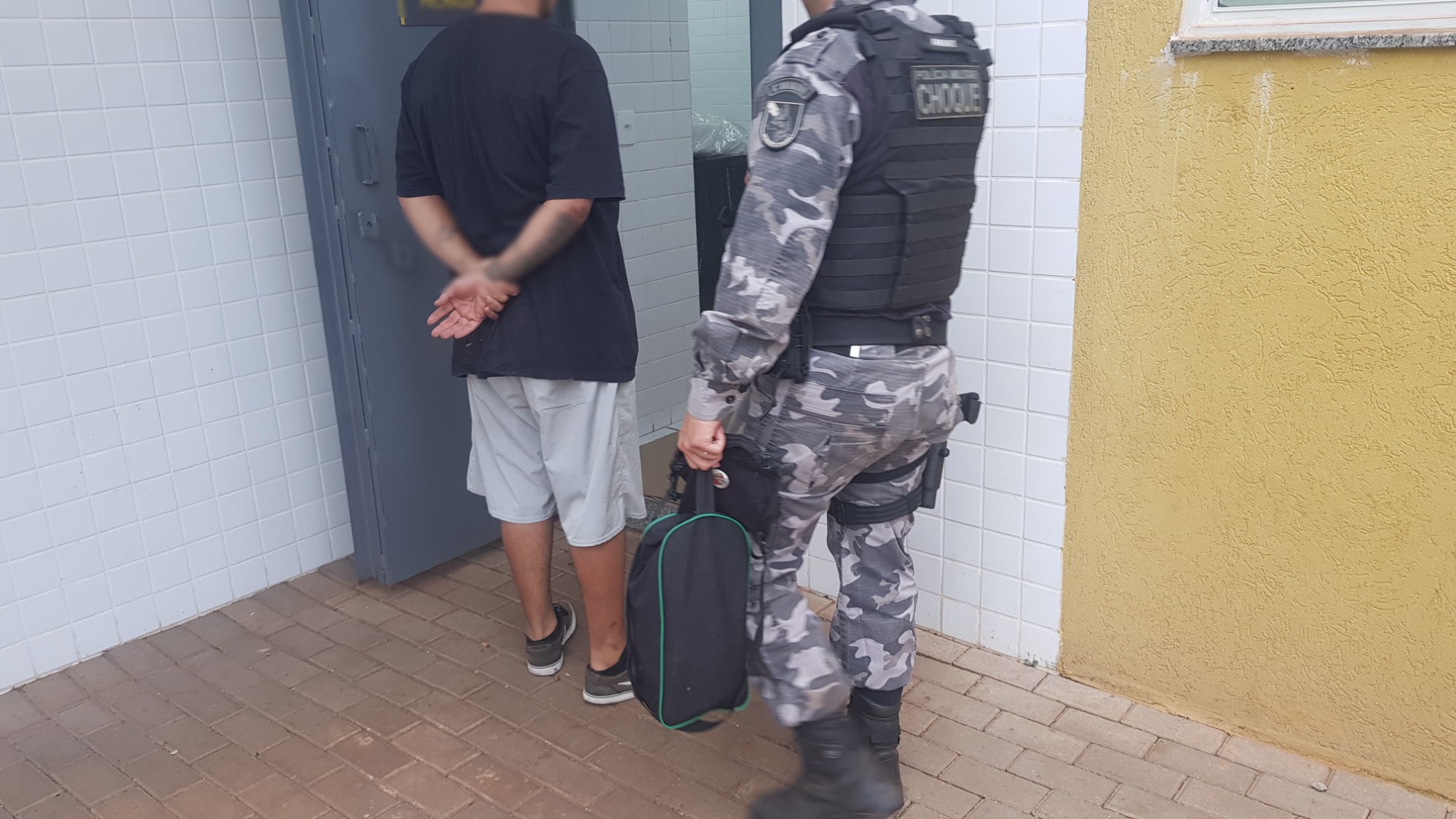 Jovem é preso com maconha e motocicleta apreendida em ação contra o tráfico