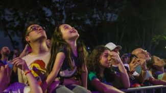 Anúncio das atrações do Verão Maior Paraná com show de luzes empolga público